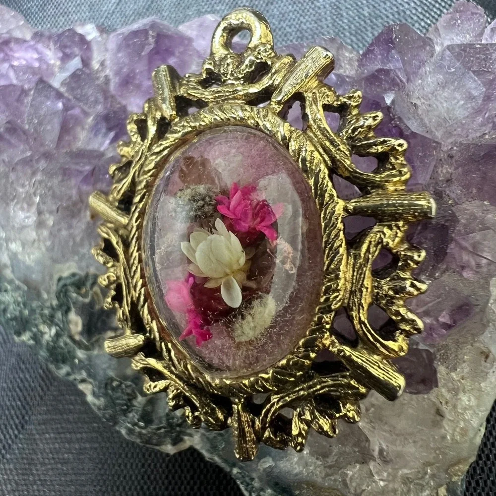 Vtg‎ Dried Flower Pendant Handmade Signed Lucite Dome Gold Tone Victorian Gothic